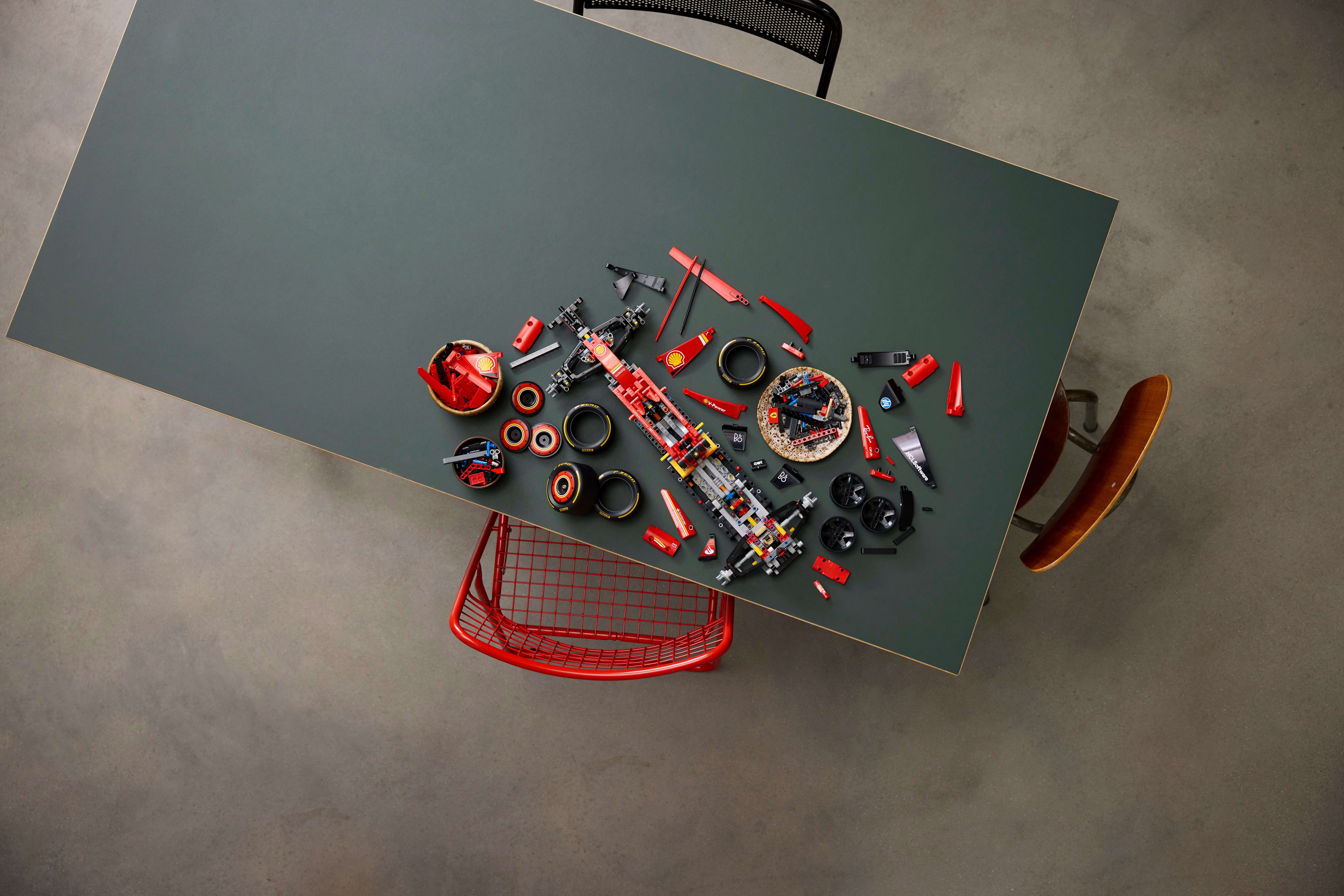 LEGO TECHNIC Rennauto Ferrari SF-24 F1