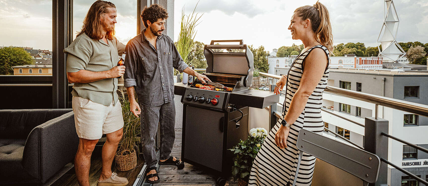Menschen stehen am Enders Gasgrill auf balkon1700x740