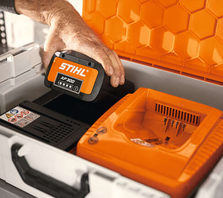 stihl 3 spalten akkus und ladegeraete 711x633px