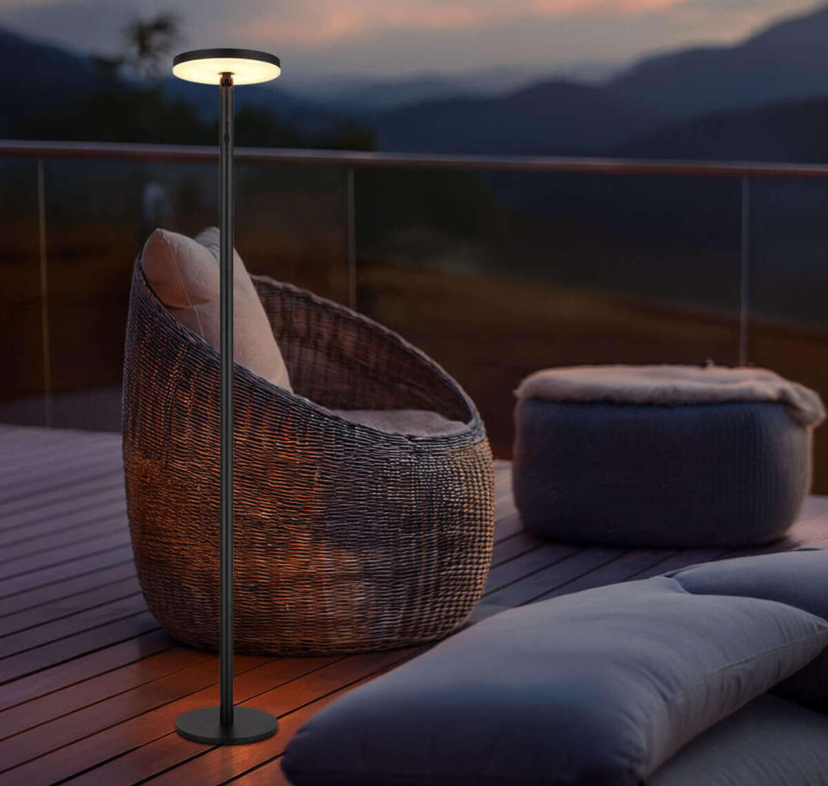 GLOBO LED Solar Stehlampe auf terrasse 1200x1140