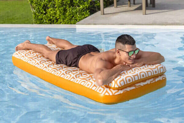 mann liegt auf luftmatzraze im pool bestway