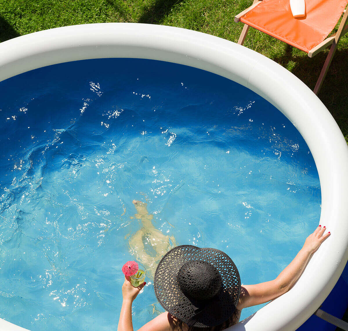 Frau sitzt im Pool 1200x1140