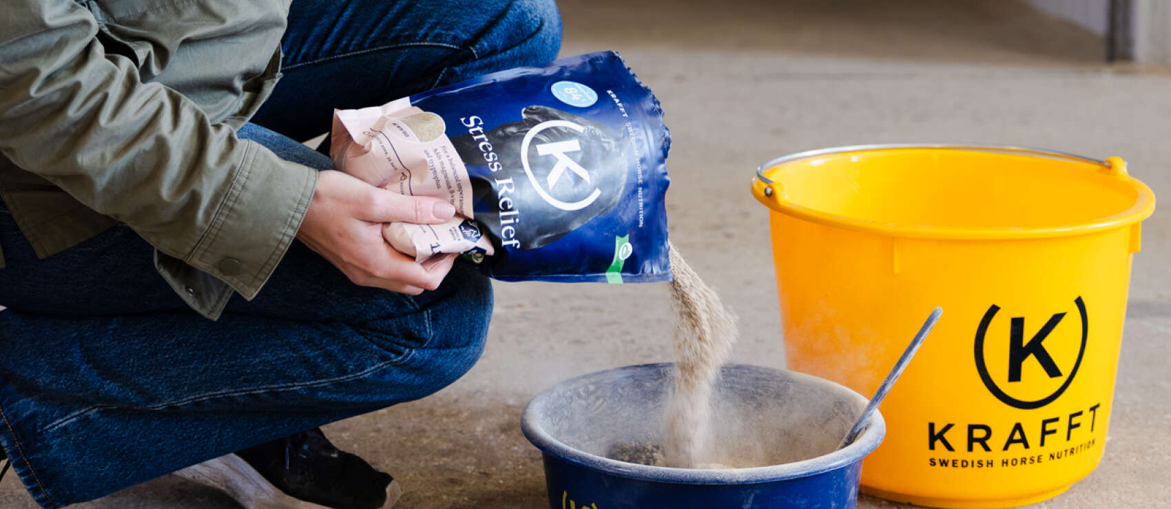 Hand schüttet Mineralfutter ein