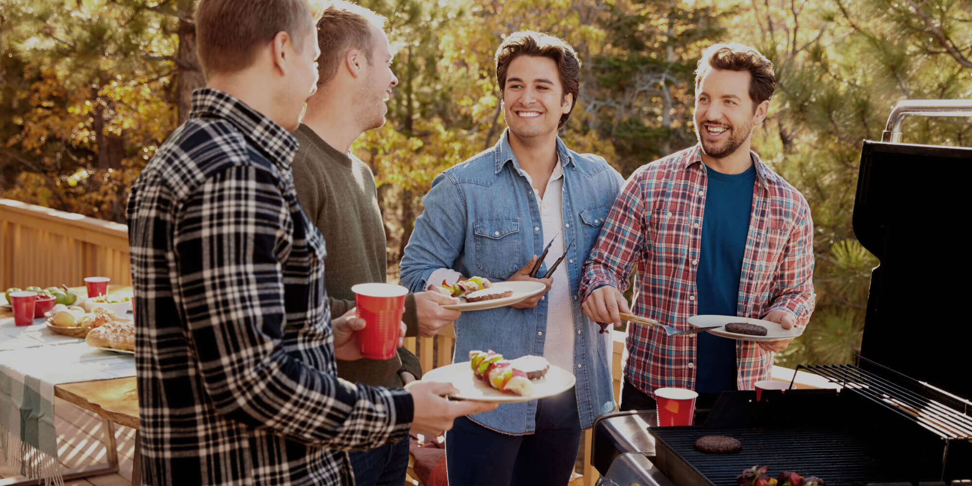 grillneuheiten maenner am grill im herbst