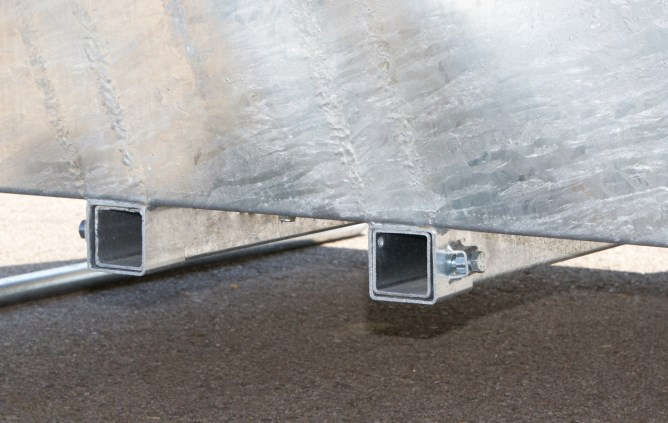 KERBL Pferde-Viereckraufe mit Sicherheitsfressgitter
