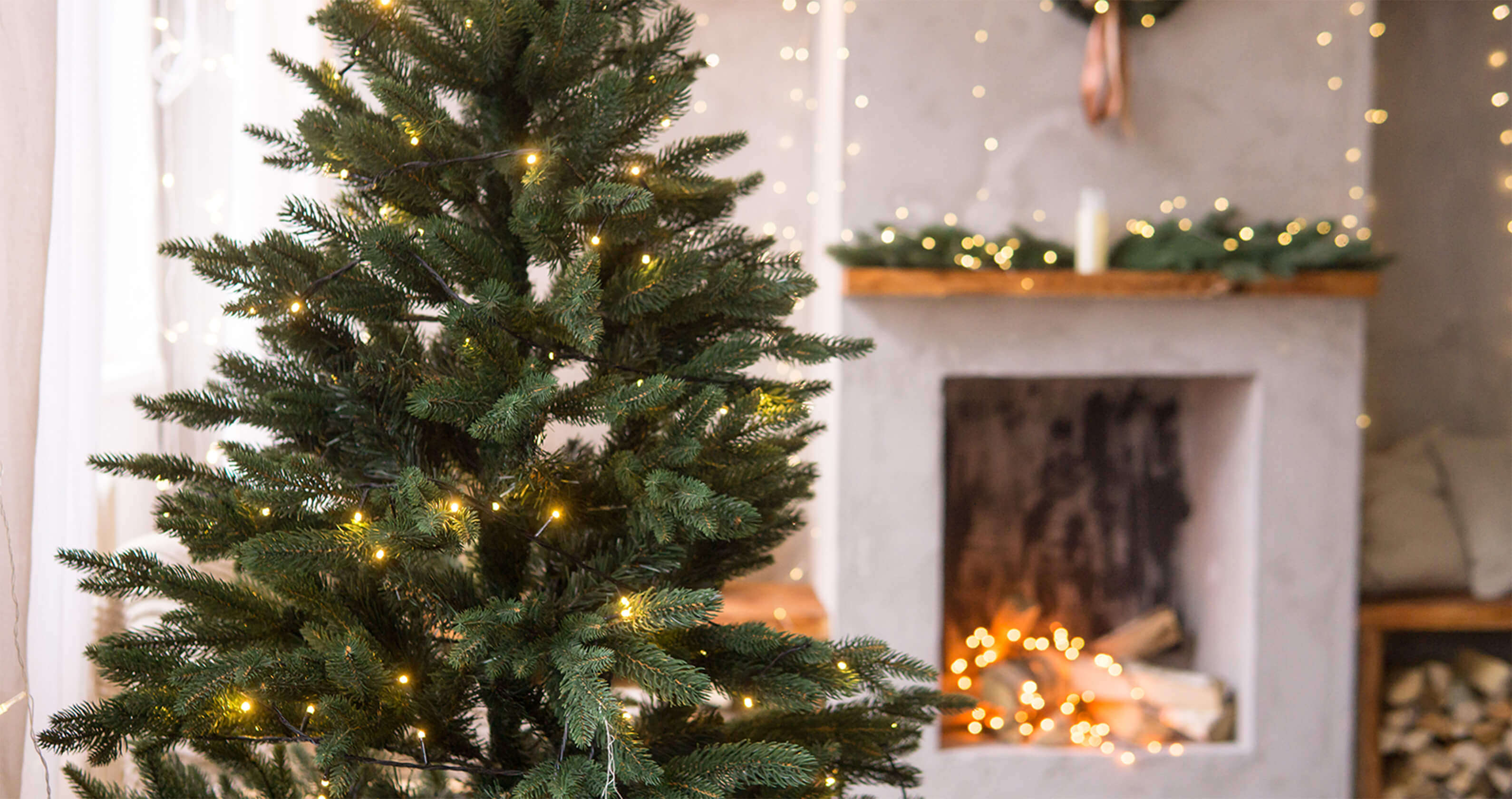 kuenstliche weihnachtsbaeume kraenze und girlanden 1590x840