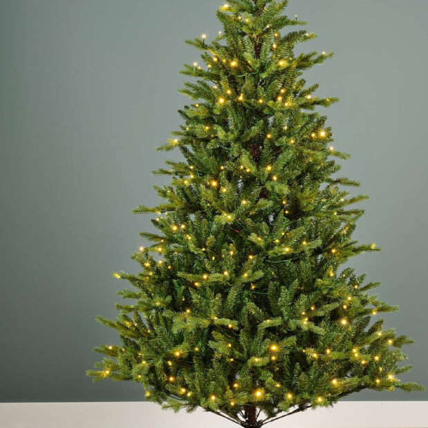 kuenstliche weihnachtsbaeume kraenze und girlanden 360x400