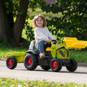 kind auf tretttraktor 360x360