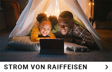 vater tochter zuhause mit gemuetlichen lichtern